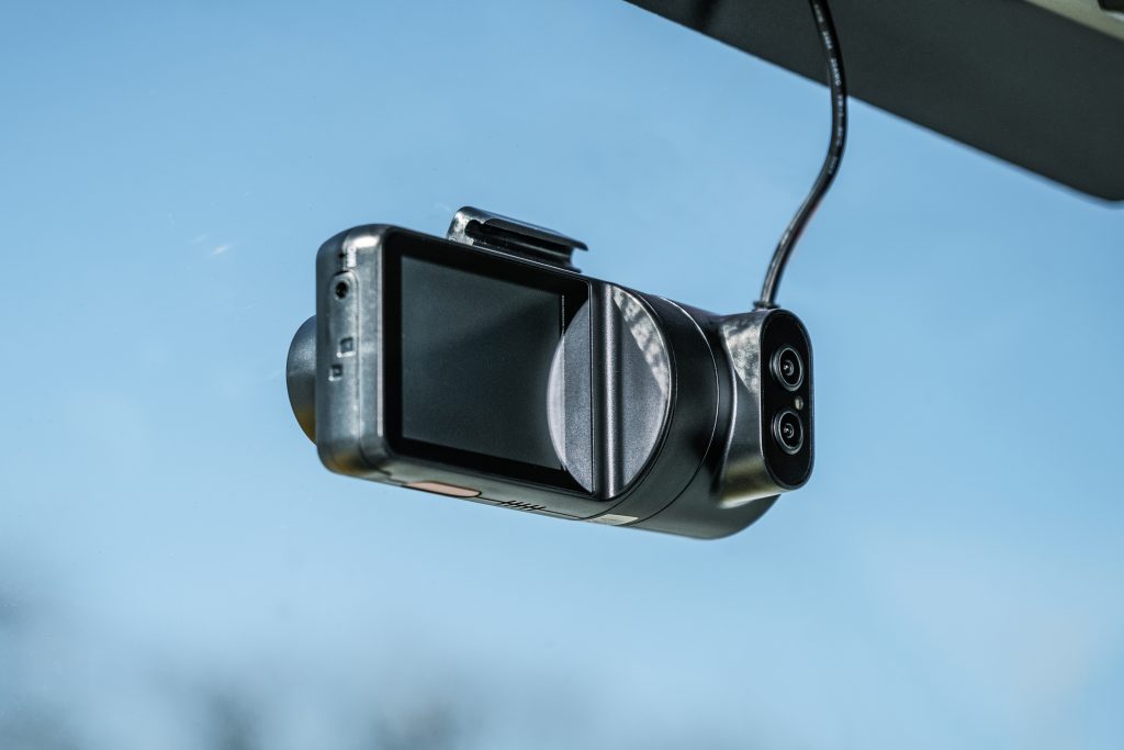 mounted dashcam with AI features for driver behavior detection and live stream capabilities in fleet management